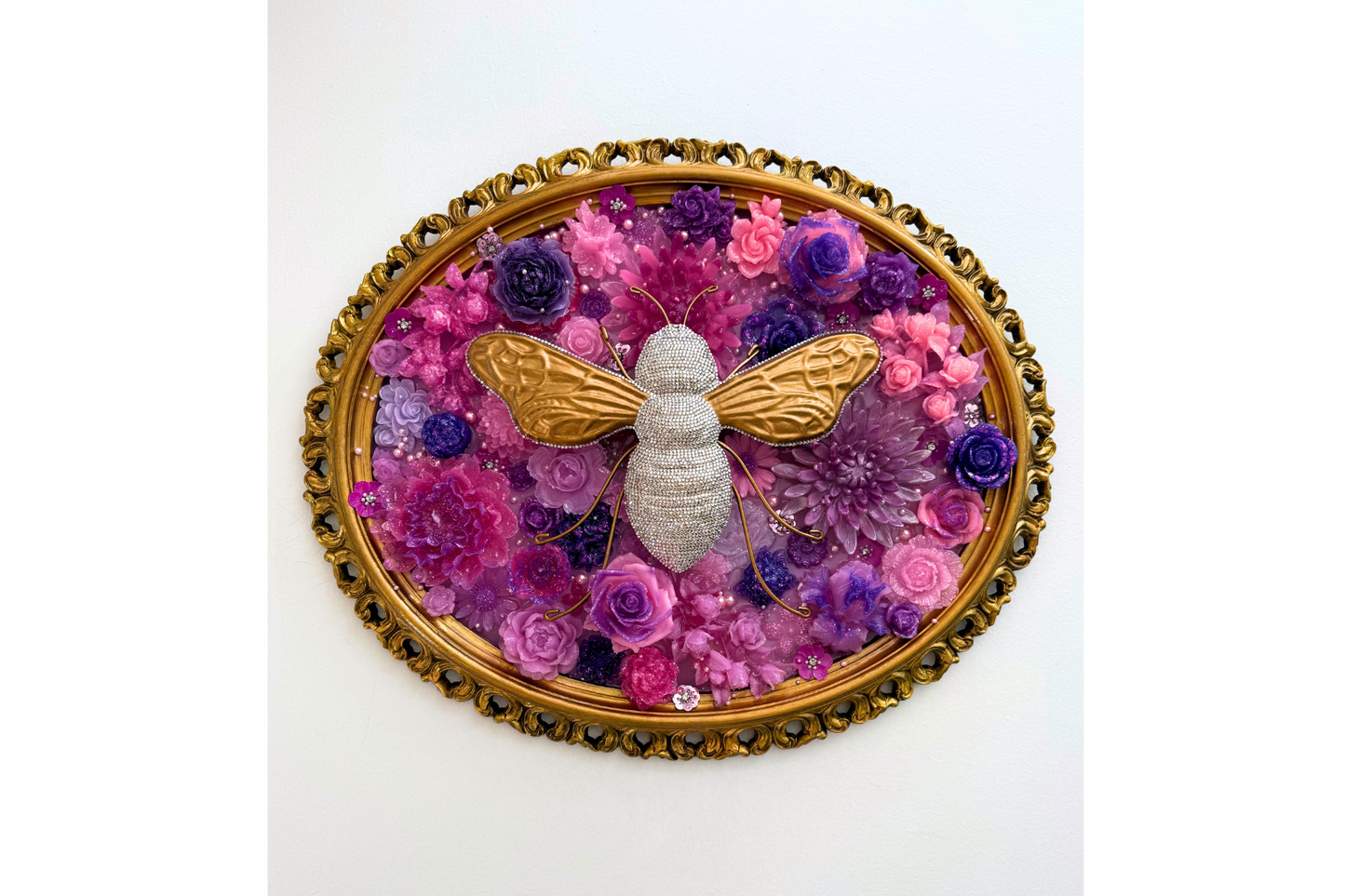 Rhinestone Bee with Flowers (Oval Frame)