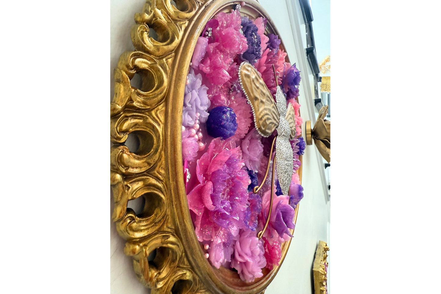 Rhinestone Bee with Flowers (Oval Frame)