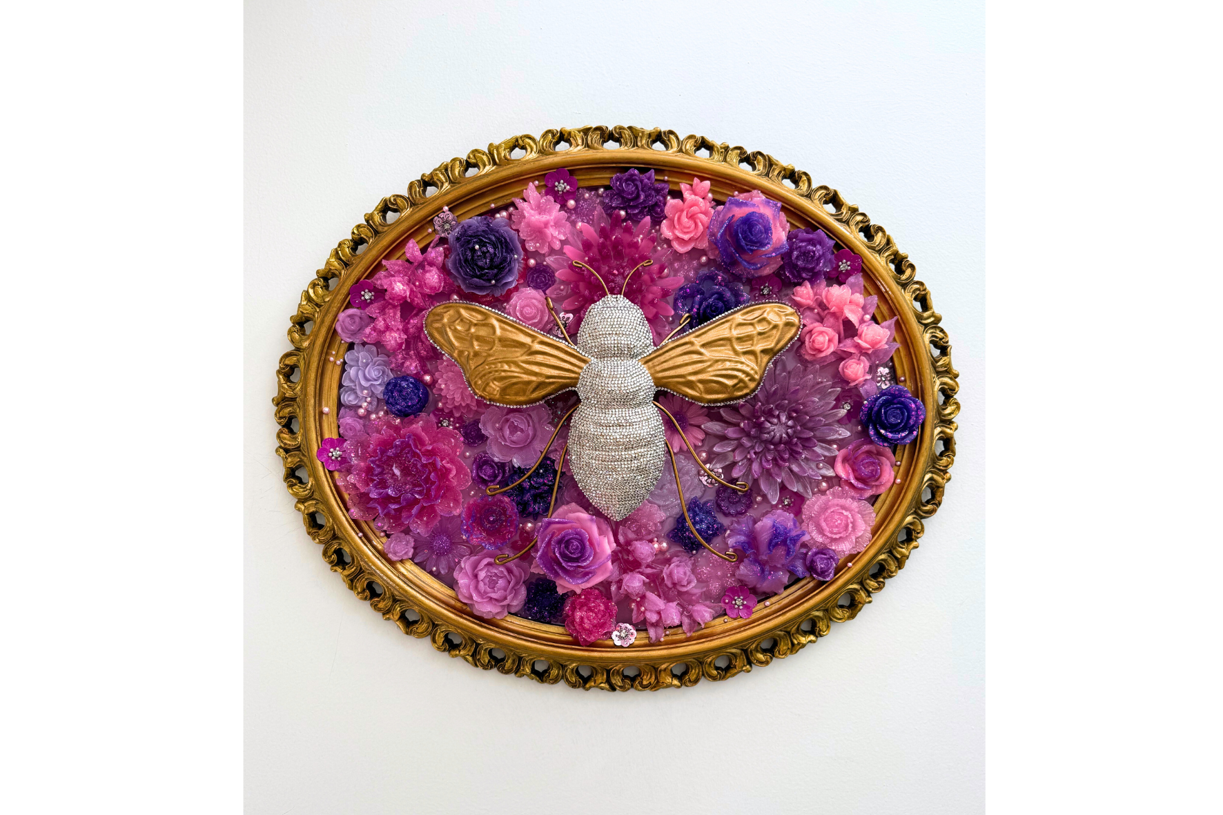 Rhinestone Bee with Flowers (Oval Frame)